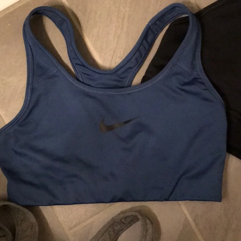 Very lightly used NIKE sports bras - Picture 3 of 6